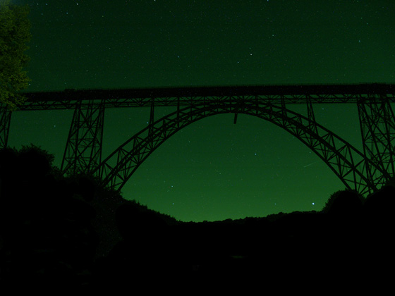 Muengstener_Bruecke_Nachts_560px_gruen.jpg