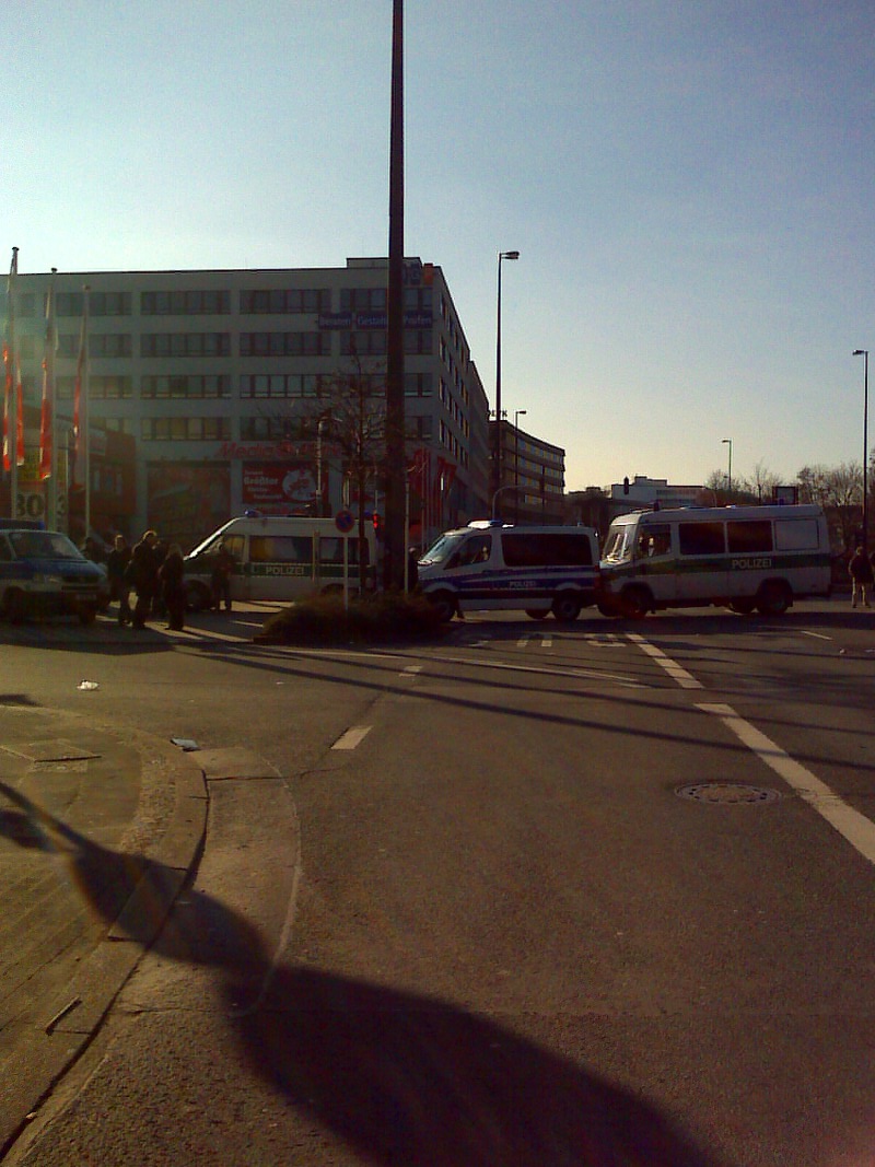 Wir durchbrechen die Polizeisperre zum Mediamarkt